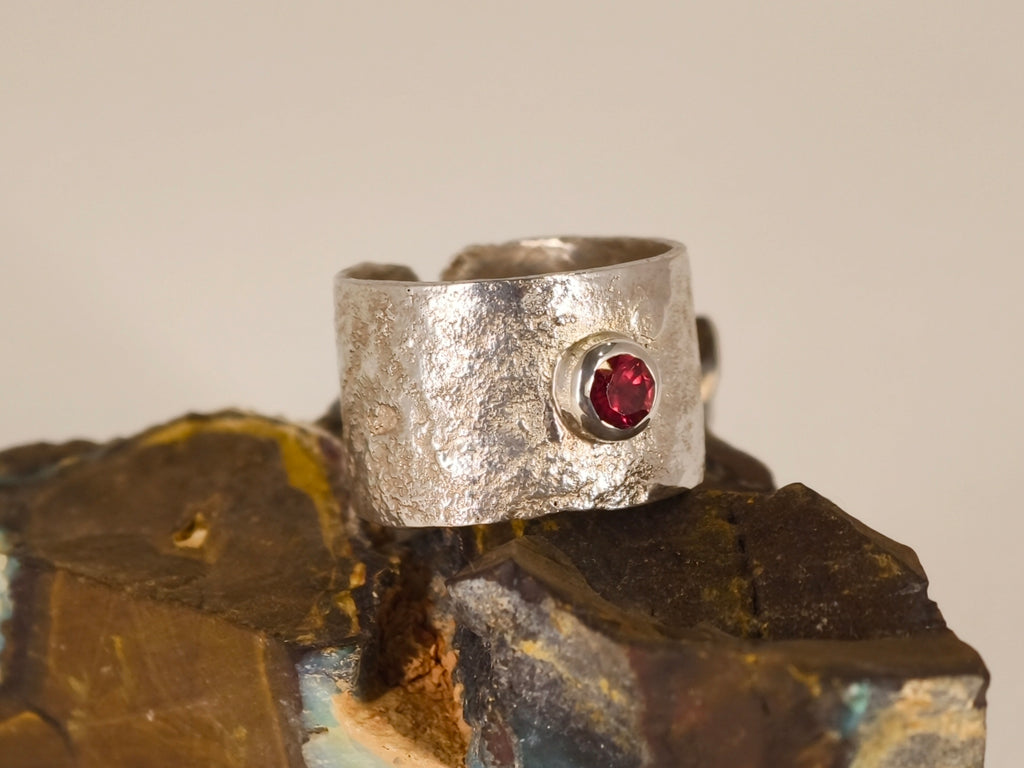 Bague grenat sur anneau large – Taille 59 ajustable
