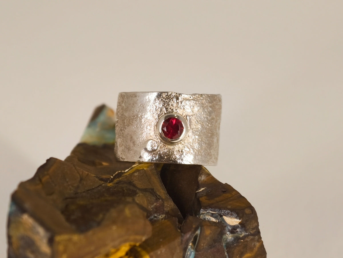 Bague grenat sur anneau large – Taille 59 ajustable