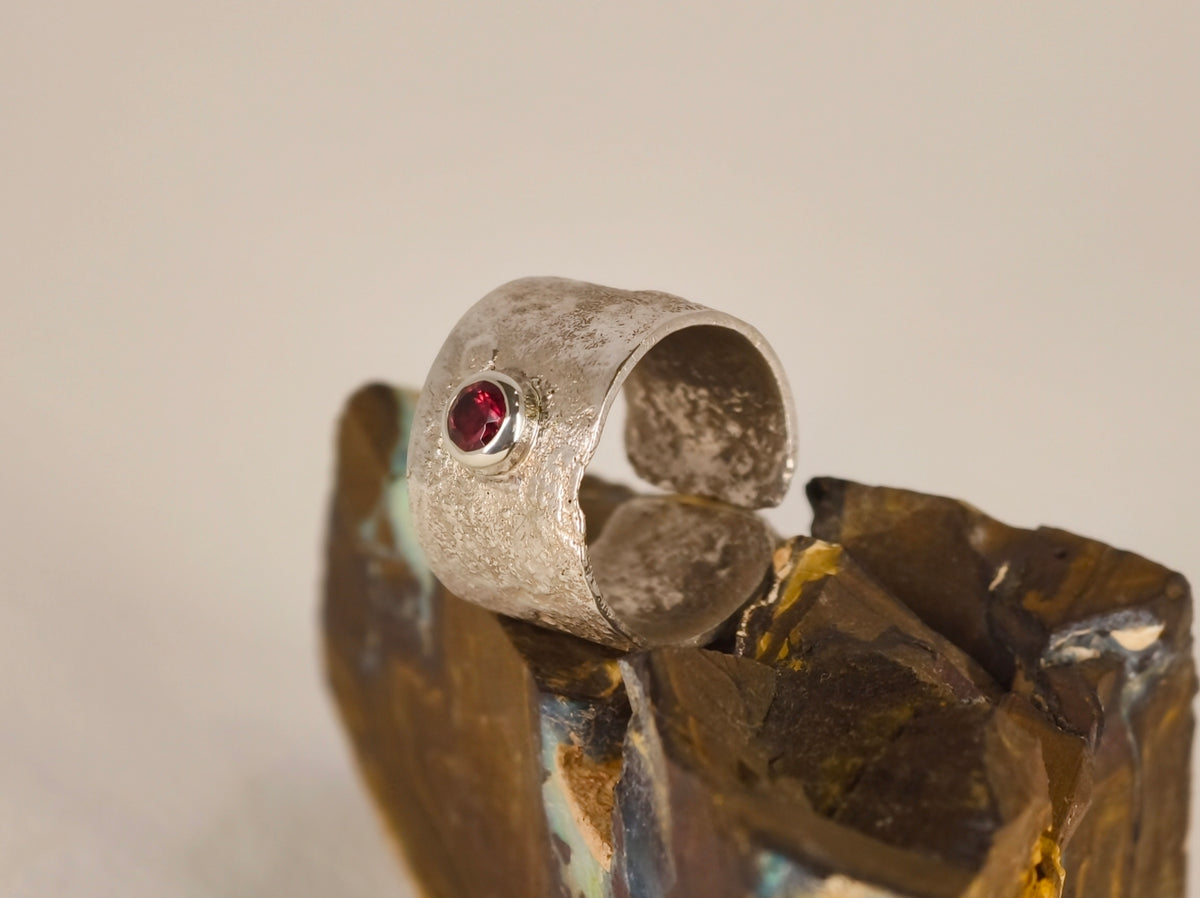 Bague grenat sur anneau large – Taille 59 ajustable