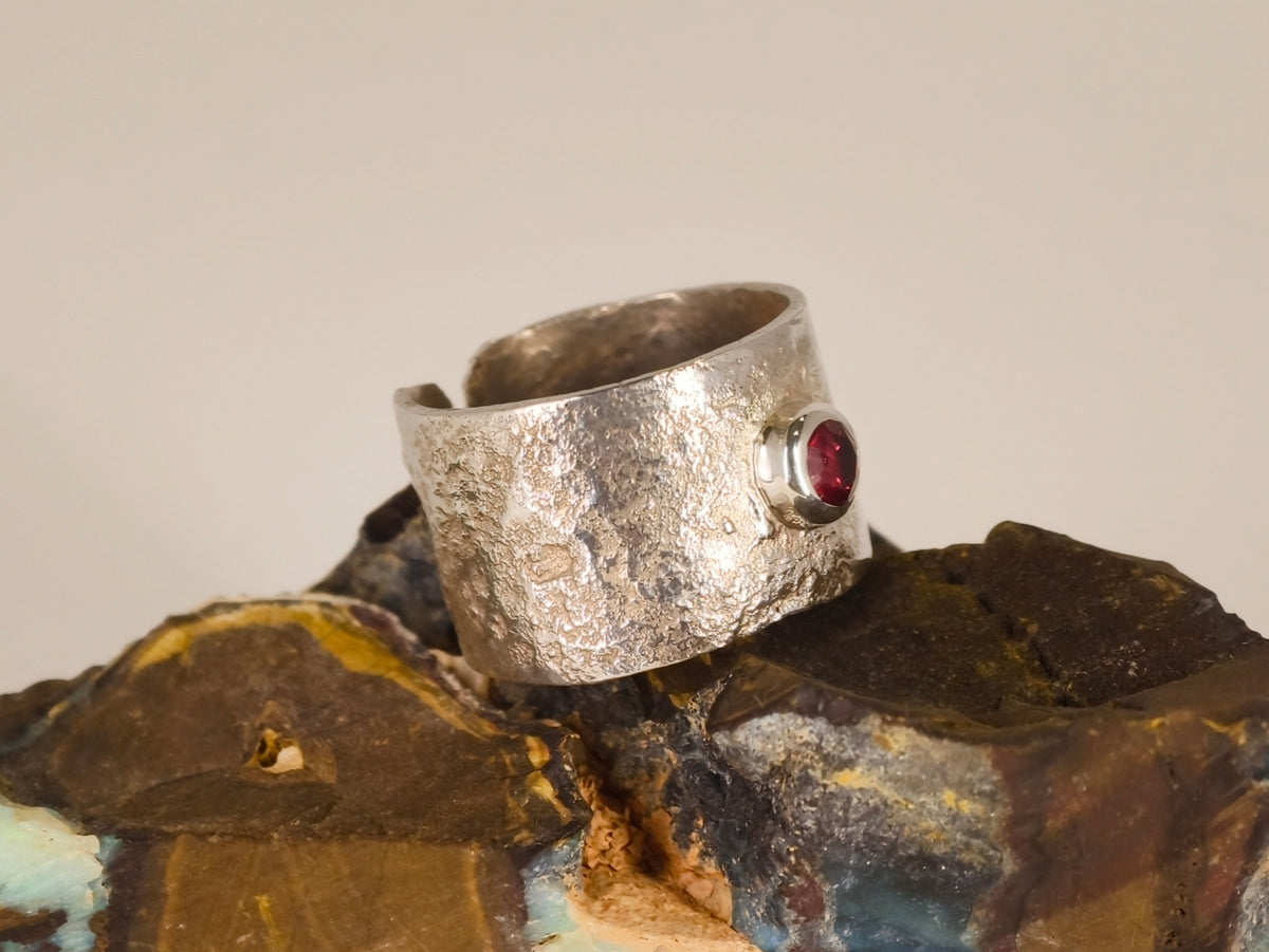 Bague grenat sur anneau large – Taille 59 ajustable