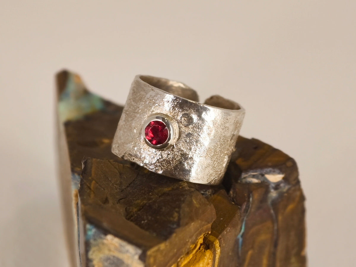 Bague grenat sur anneau large – Taille 59 ajustable
