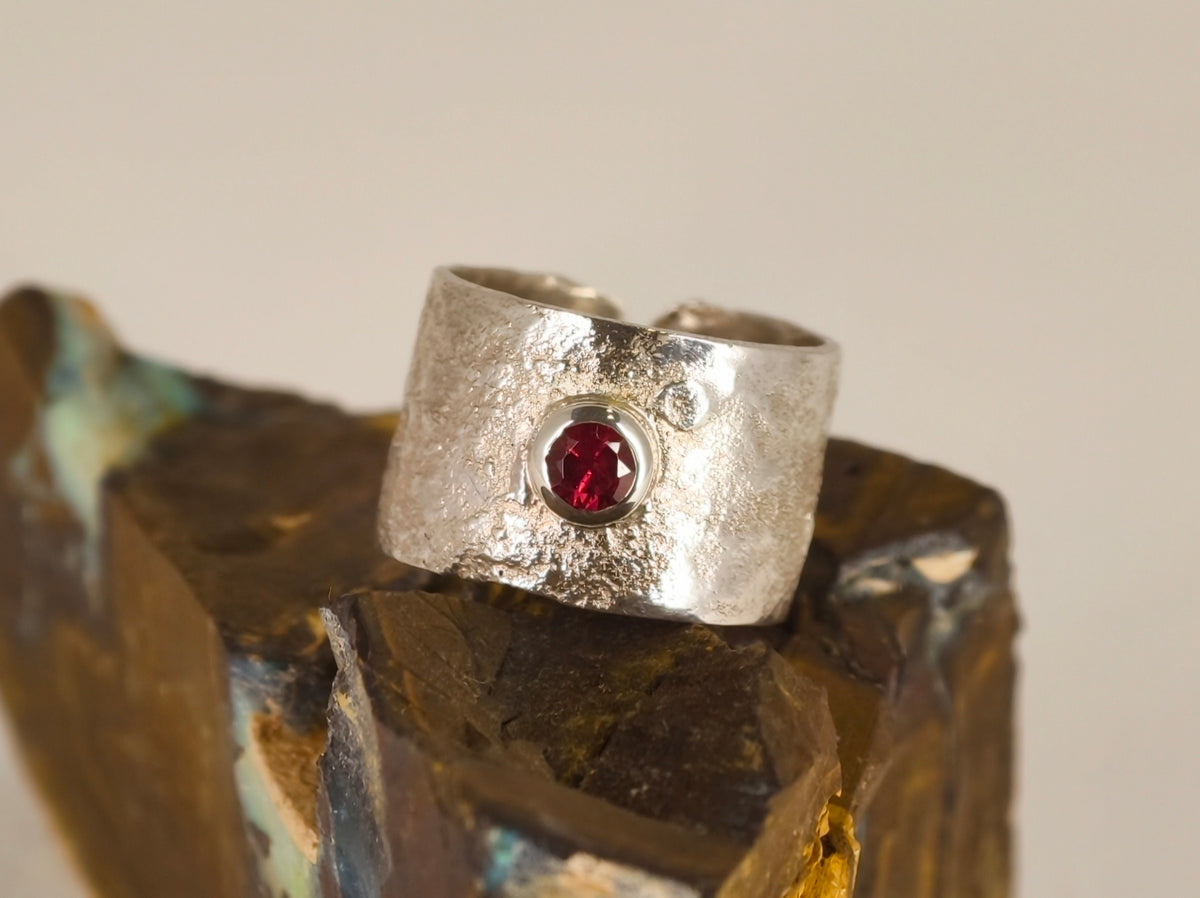 Bague grenat sur anneau large – Taille 59 ajustable