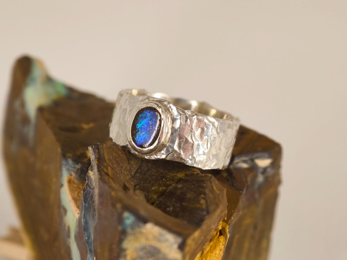 Bague opale boulder sur anneau martelé – Taille 62