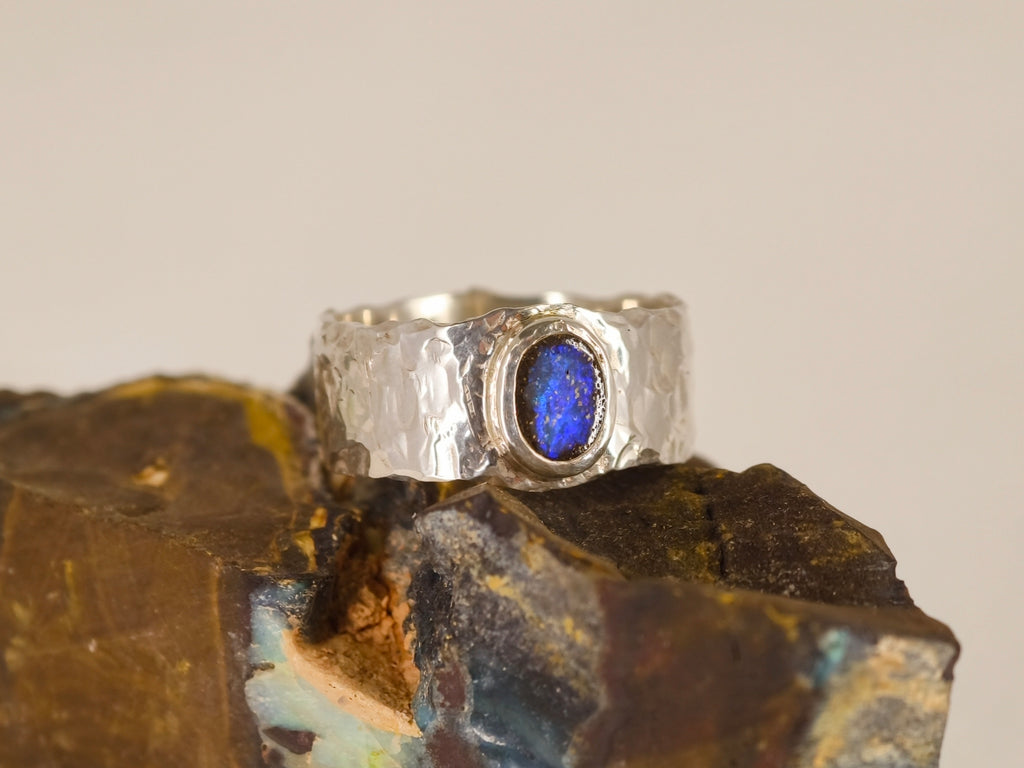 Bague opale boulder sur anneau martelé – Taille 62