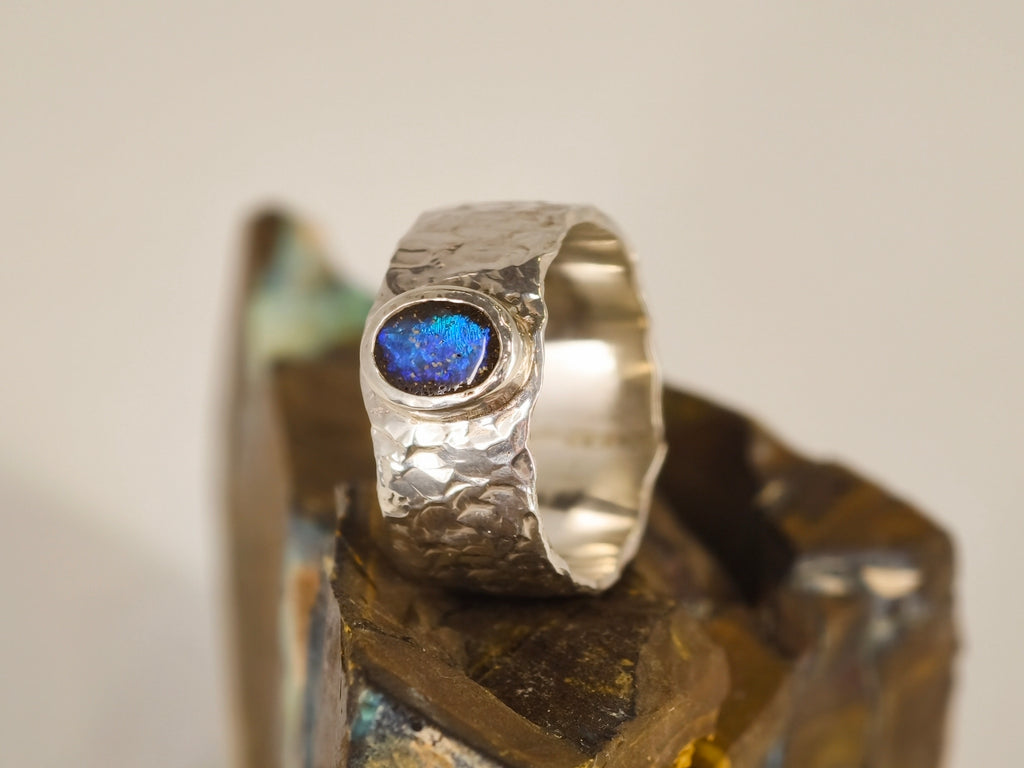 Bague opale boulder sur anneau martelé – Taille 62