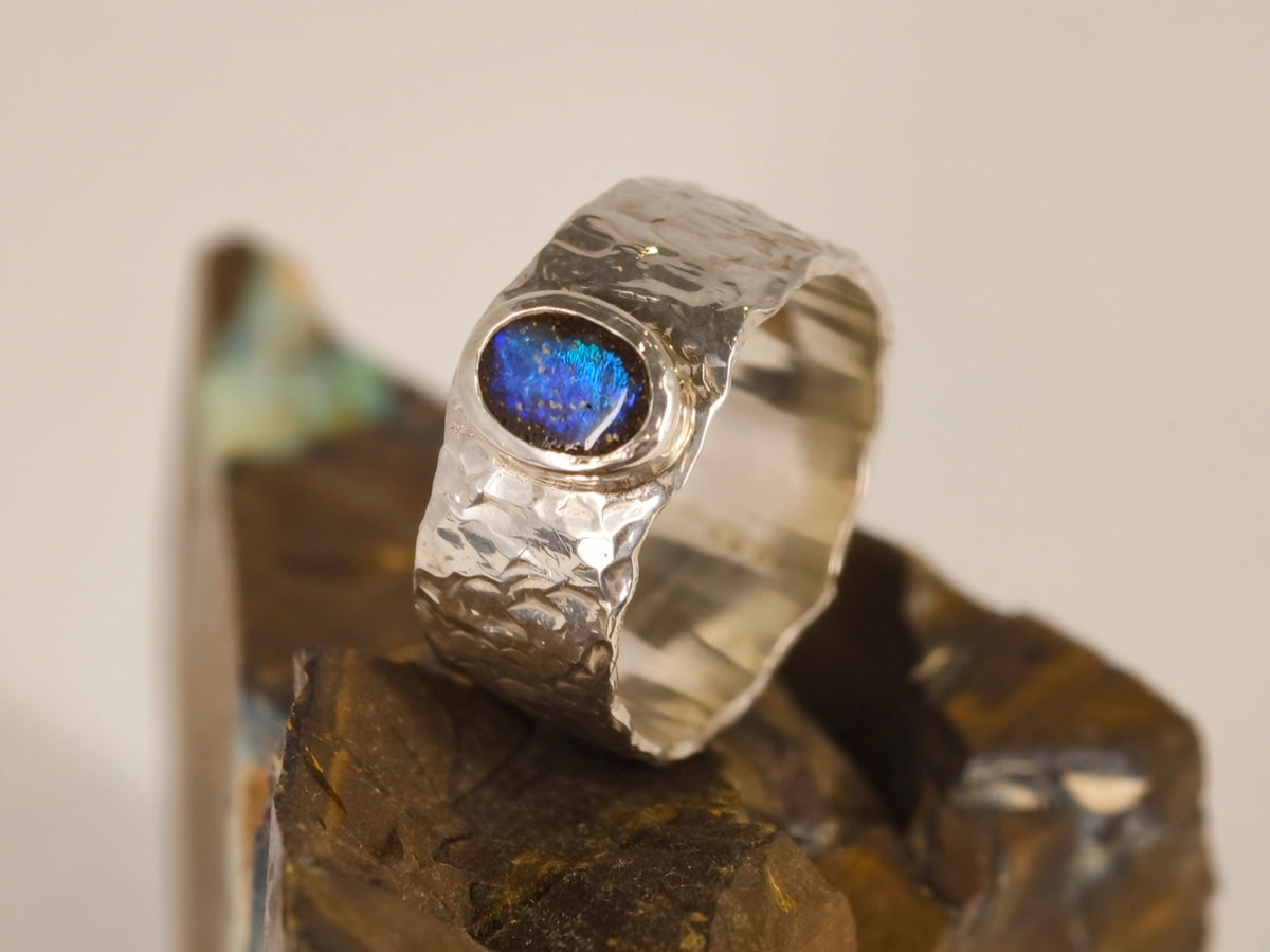 Bague opale boulder sur anneau martelé – Taille 62