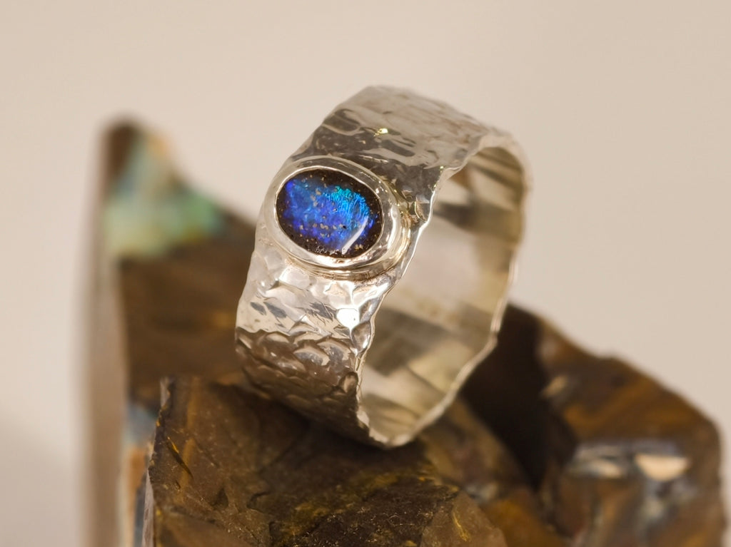 Bague opale boulder sur anneau martelé – Taille 62