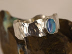 Bague opale boulder d’Australie sur anneau martelé – Taille 65 — vue principale de la pierre et de la monture — Tirou Bijou