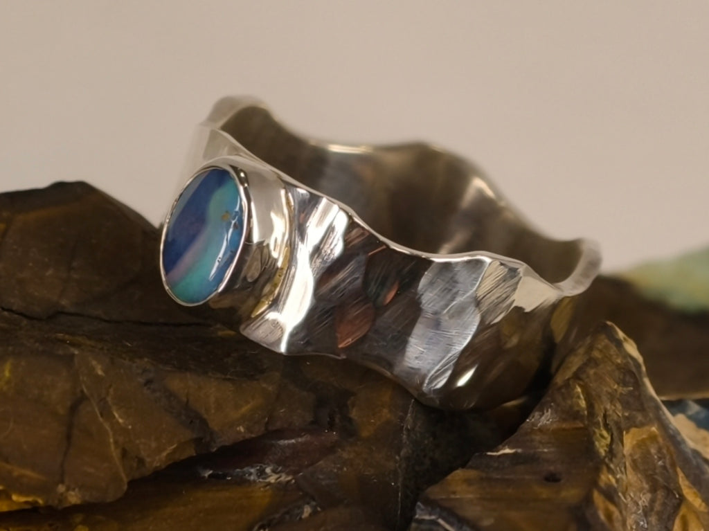 Bague opale boulder d’Australie sur anneau martelé – Taille 65 — vue complémentaire 1 de la pierre et de la monture — Tirou Bijou