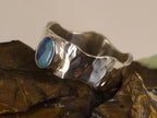 Bague opale boulder d’Australie sur anneau martelé – Taille 65 — vue complémentaire 1 de la pierre et de la monture — Tirou Bijou