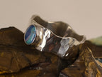 Bague opale boulder d’Australie sur anneau martelé – Taille 65 — vue complémentaire 2 de la pierre et de la monture — Tirou Bijou