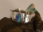 Bague opale boulder d’Australie sur anneau martelé – Taille 65 — vue complémentaire 3 de la pierre et de la monture — Tirou Bijou