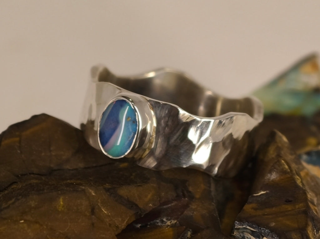 Bague opale boulder d’Australie sur anneau martelé – Taille 65 — vue complémentaire 4 de la pierre et de la monture — Tirou Bijou