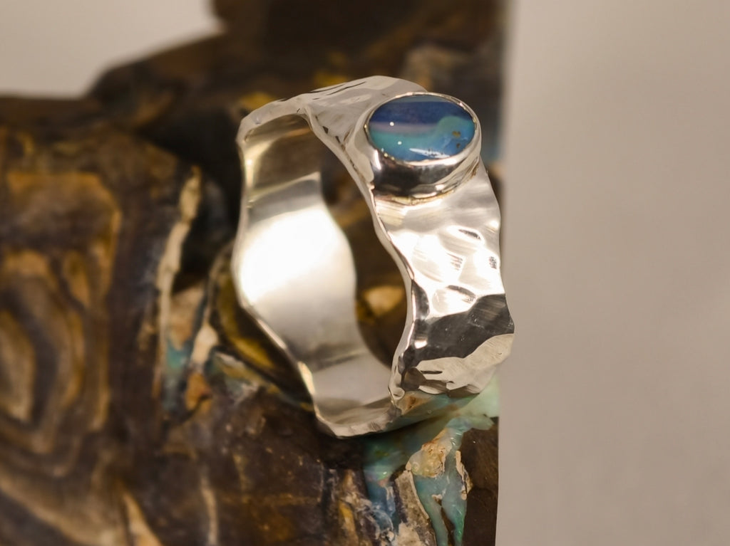 Bague opale boulder d’Australie sur anneau martelé – Taille 65 — vue complémentaire 5 de la pierre et de la monture — Tirou Bijou