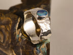 Bague opale boulder d’Australie sur anneau martelé – Taille 65 — vue complémentaire 5 de la pierre et de la monture — Tirou Bijou