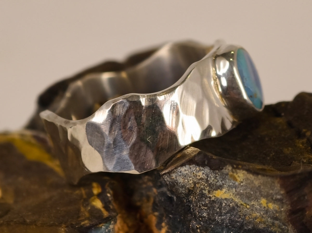 Bague opale boulder d’Australie sur anneau martelé – Taille 65 — vue complémentaire 6 de la pierre et de la monture — Tirou Bijou