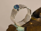 Bague opale boulder d’Australie sur anneau martelé – Taille 65 — vue complémentaire 7 de la pierre et de la monture — Tirou Bijou