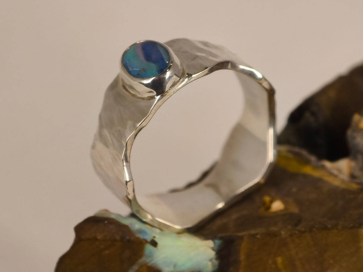 Bague opale boulder d’Australie sur anneau martelé – Taille 65 — vue complémentaire 7 de la pierre et de la monture — Tirou Bijou