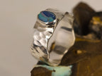 Bague opale boulder d’Australie sur anneau martelé – Taille 65 — vue complémentaire 8 de la pierre et de la monture — Tirou Bijou