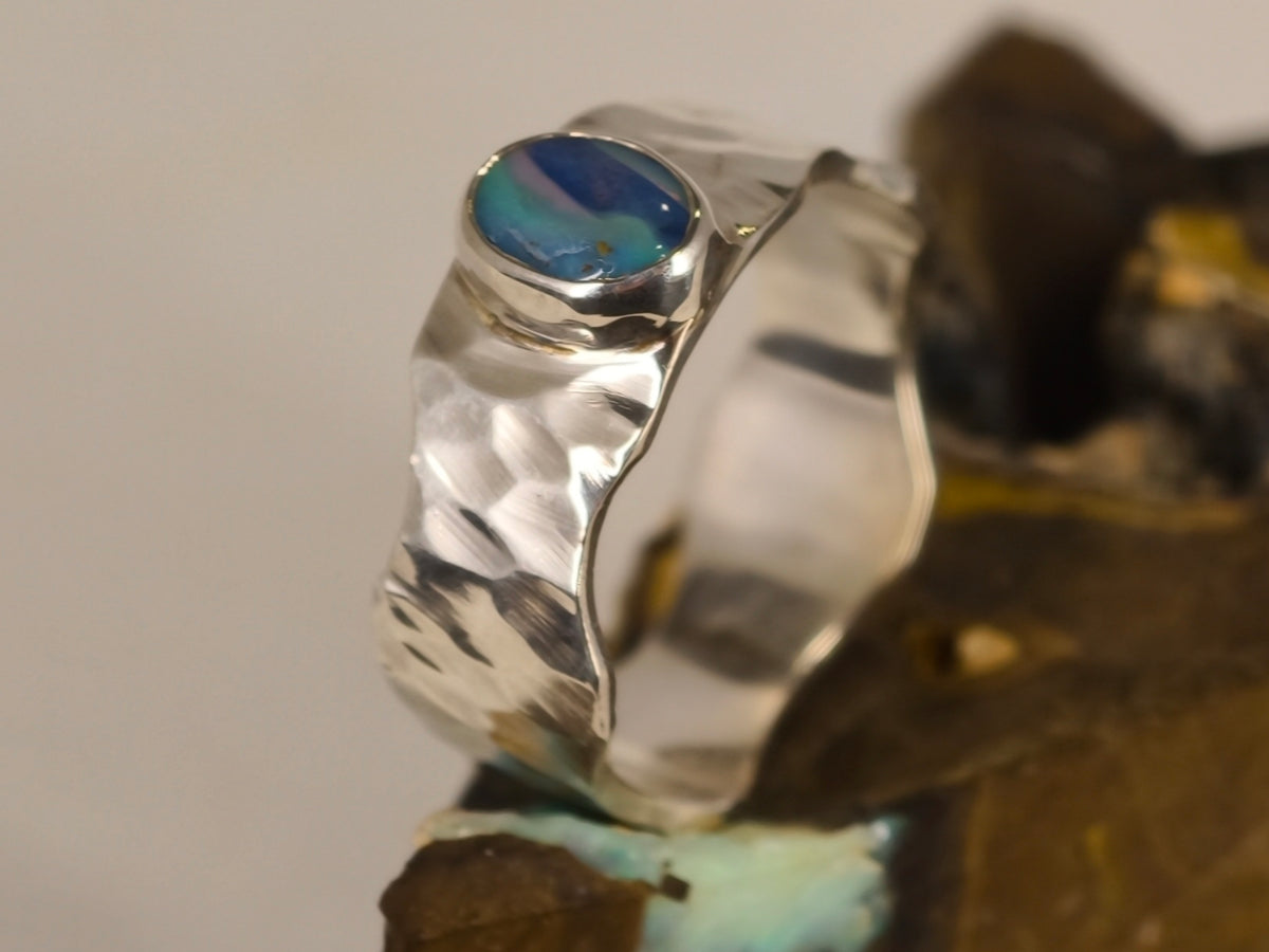Bague opale boulder d’Australie sur anneau martelé – Taille 65 — vue complémentaire 8 de la pierre et de la monture — Tirou Bijou
