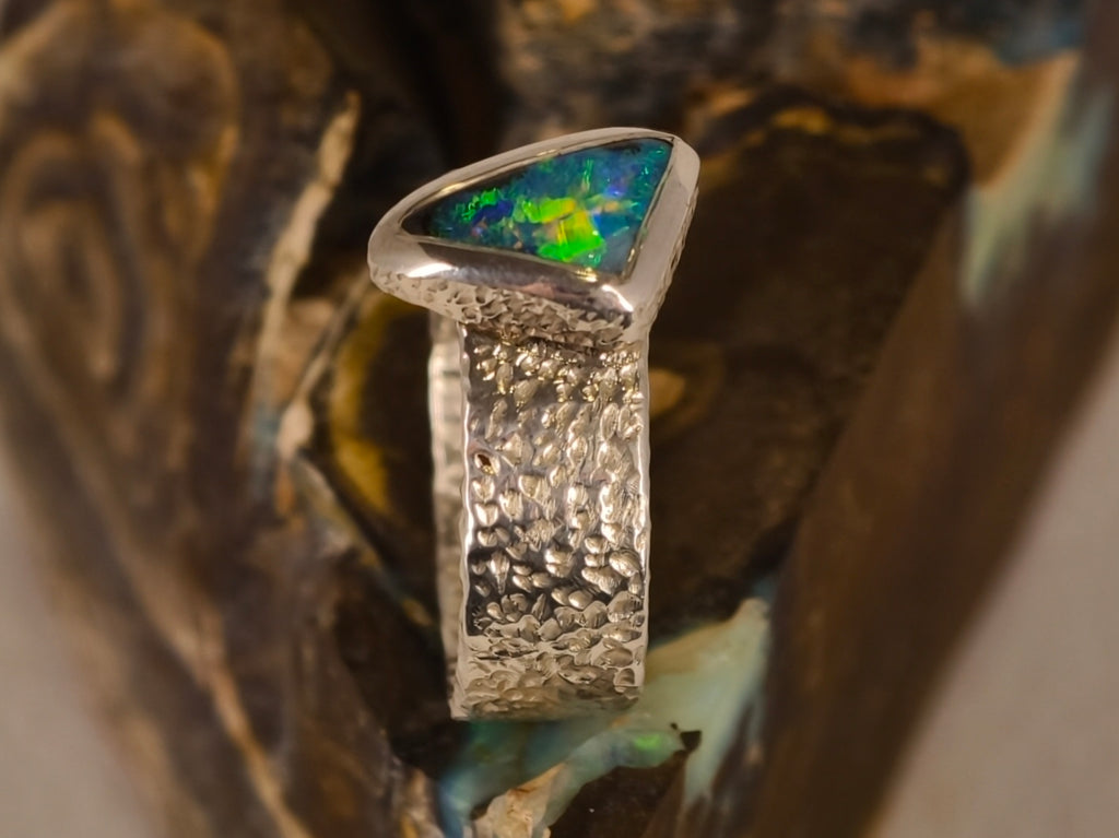 Bague opale boulder triangulaire bleue et verte – Taille 55 — vue complémentaire 1 de la pierre et de la monture — Tirou Bijou