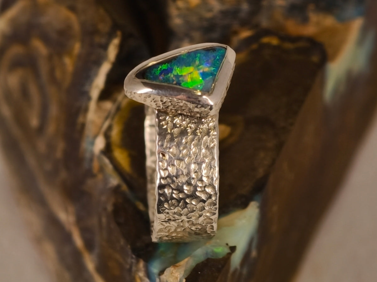 Bague opale boulder triangulaire bleue et verte – Taille 55 — vue complémentaire 1 de la pierre et de la monture — Tirou Bijou
