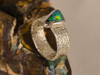 Bague opale boulder triangulaire bleue et verte – Taille 55 — vue complémentaire 9 de la pierre et de la monture — Tirou Bijou