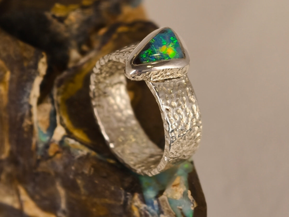Bague opale boulder triangulaire bleue et verte – Taille 55 — vue complémentaire 9 de la pierre et de la monture — Tirou Bijou