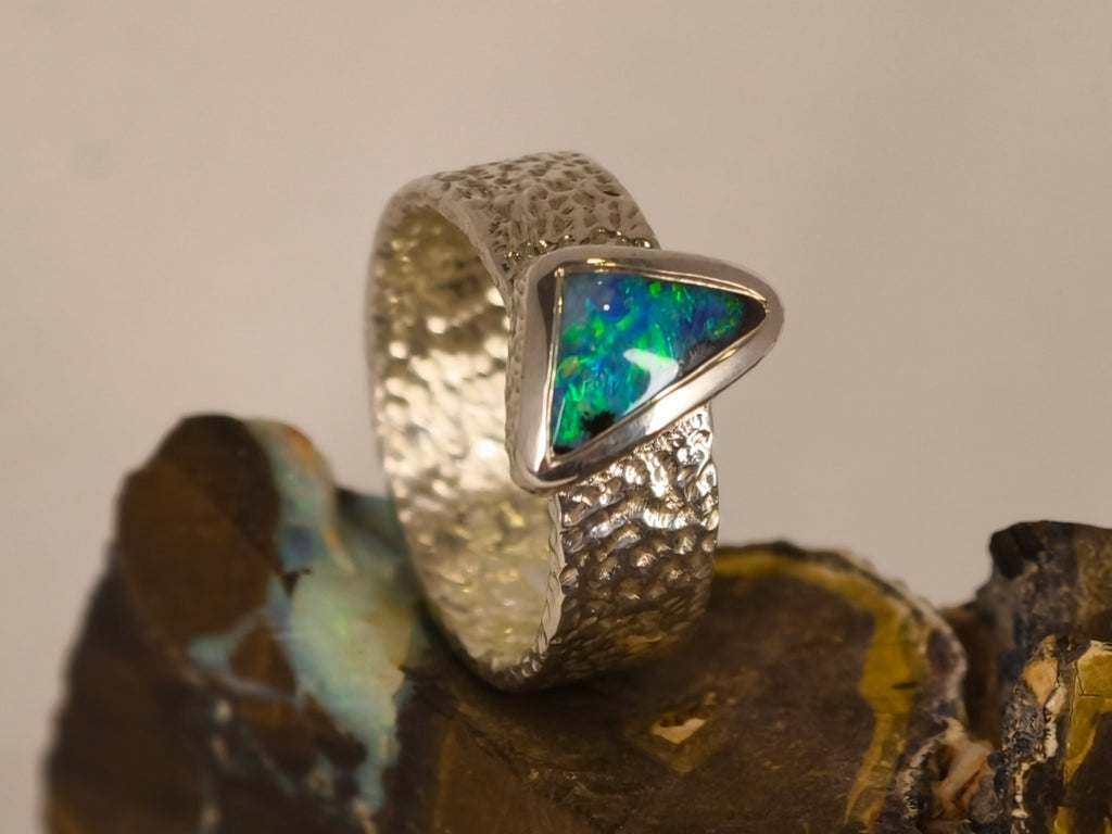 Bague opale boulder triangulaire bleue et verte – Taille 55 — vue complémentaire 2 de la pierre et de la monture — Tirou Bijou