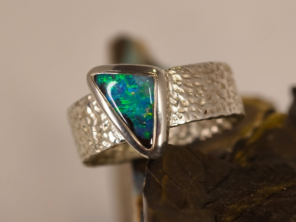 Bague opale boulder triangulaire bleue et verte – Taille 55 — vue complémentaire 3 de la pierre et de la monture — Tirou Bijou