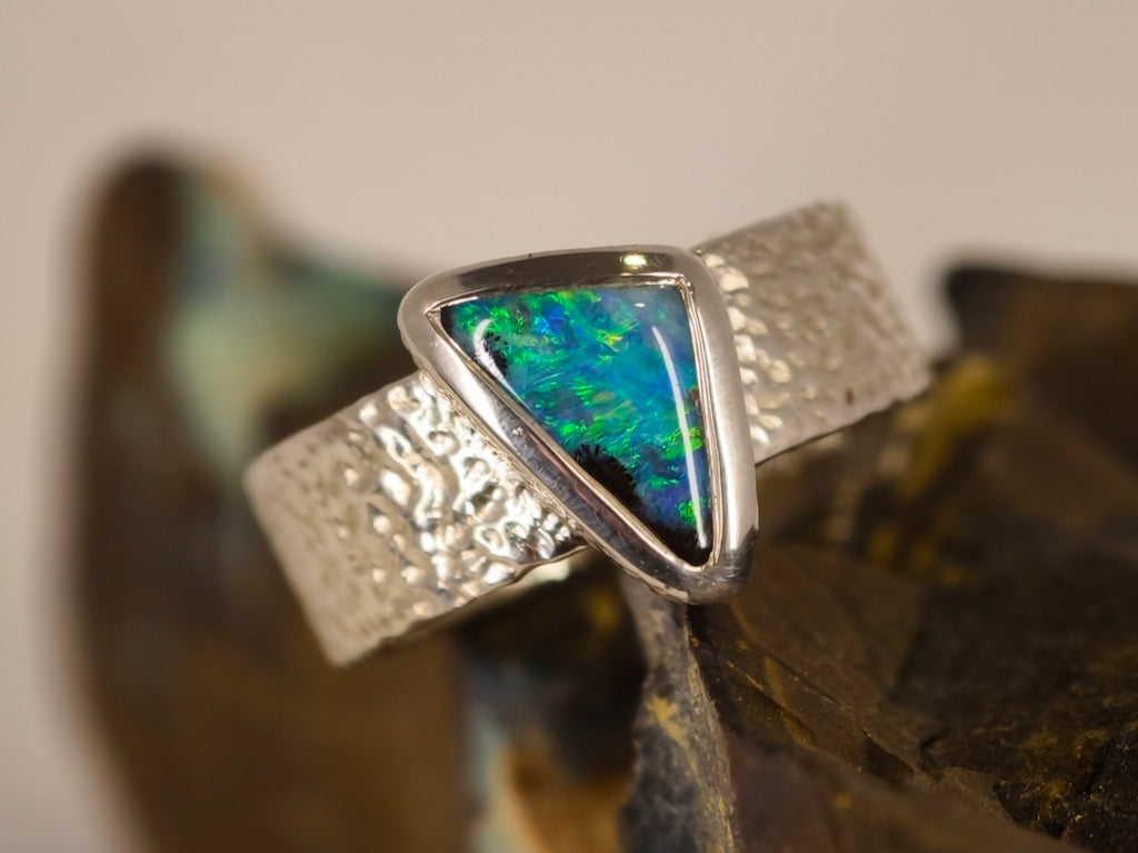 Bague opale boulder triangulaire bleue et verte – Taille 55 — vue complémentaire 4 de la pierre et de la monture — Tirou Bijou