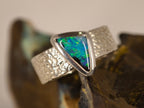 Bague opale boulder triangulaire bleue et verte – Taille 55 — vue complémentaire 4 de la pierre et de la monture — Tirou Bijou
