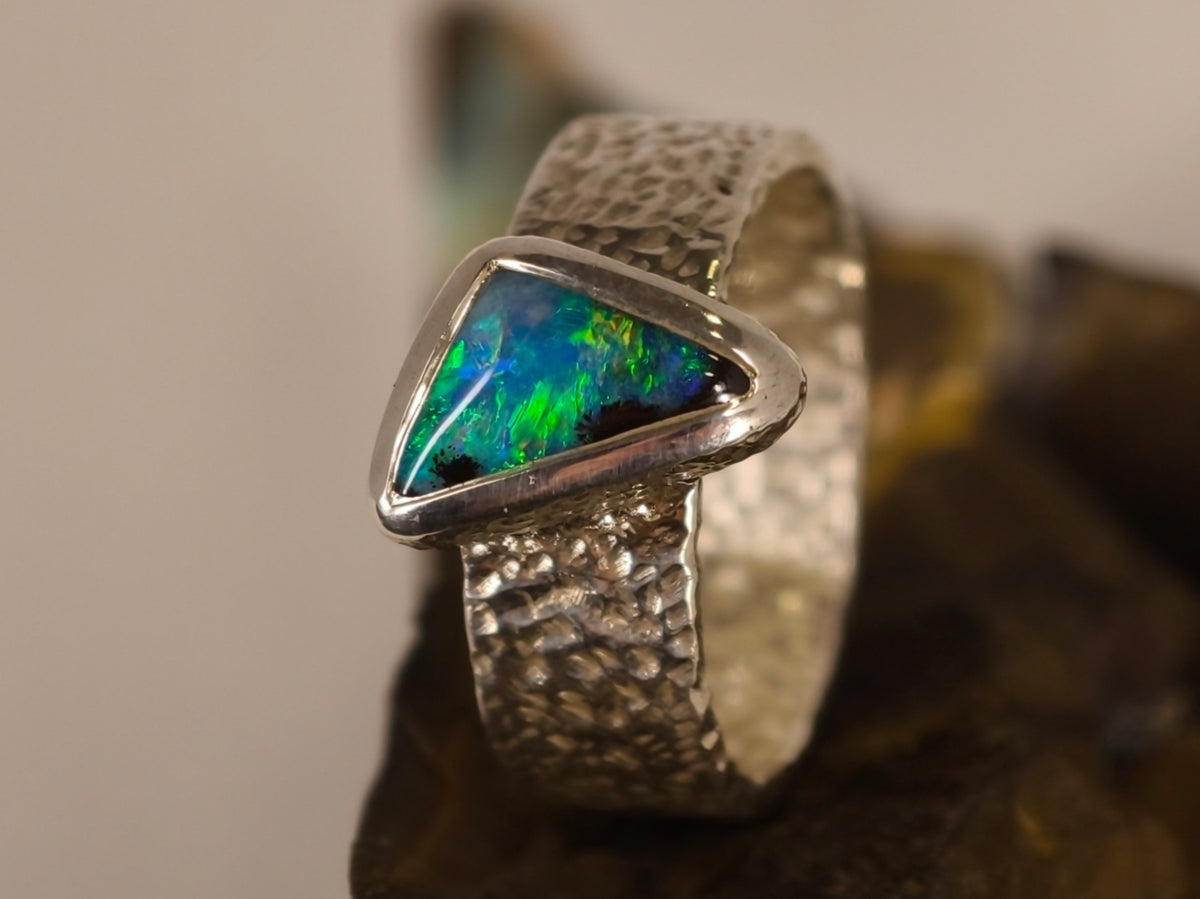 Bague opale boulder triangulaire bleue et verte – Taille 55 — vue complémentaire 5 de la pierre et de la monture — Tirou Bijou