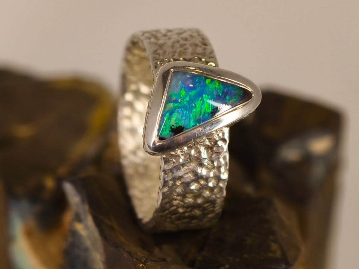 Bague opale boulder triangulaire bleue et verte – Taille 55 — vue complémentaire 6 de la pierre et de la monture — Tirou Bijou