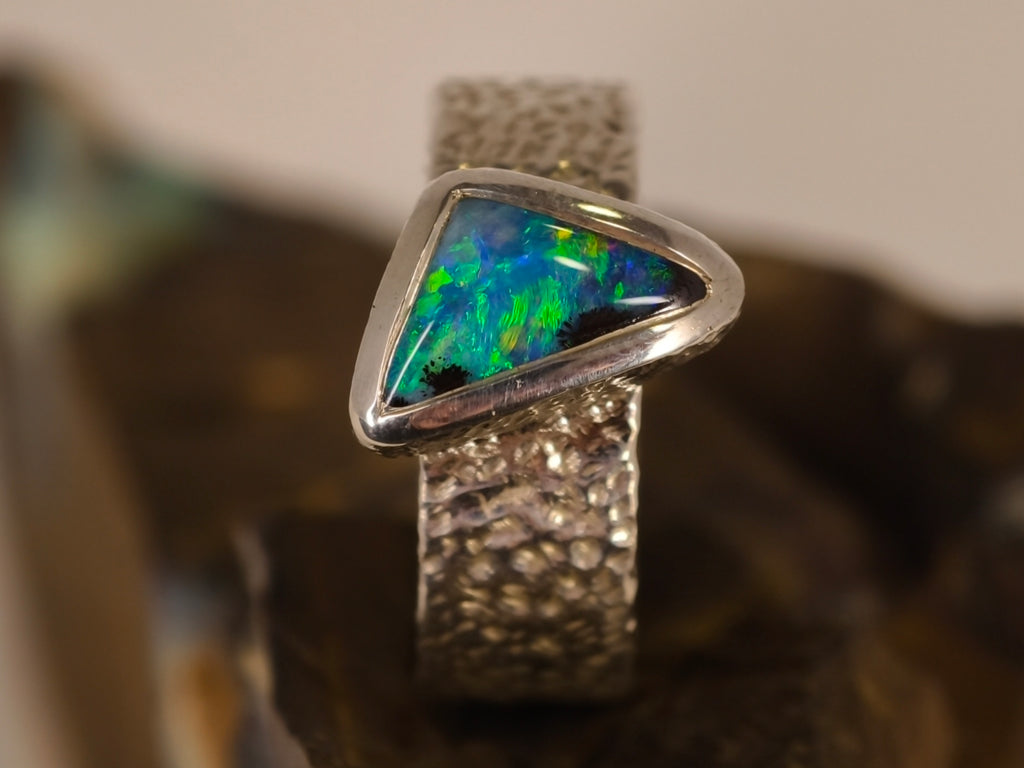 Bague opale boulder triangulaire bleue et verte – Taille 55 — vue complémentaire 7 de la pierre et de la monture — Tirou Bijou