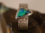 Bague opale boulder triangulaire bleue et verte – Taille 55 — vue complémentaire 7 de la pierre et de la monture — Tirou Bijou