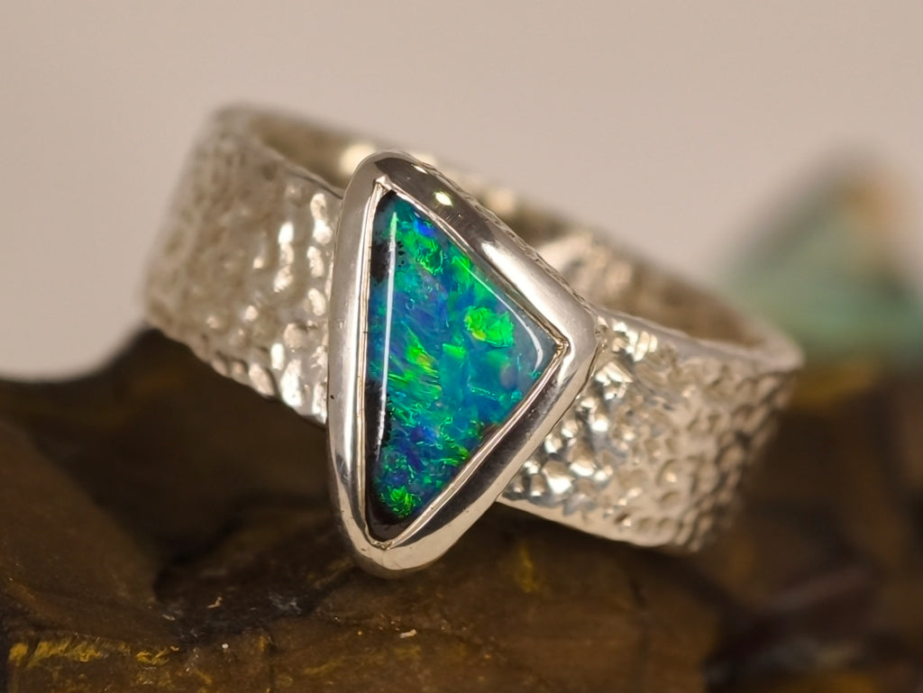 Bague opale boulder triangulaire bleue et verte – Taille 55 — vue complémentaire 8 de la pierre et de la monture — Tirou Bijou