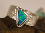 Bague opale boulder triangulaire bleue et verte – Taille 55 — vue complémentaire 8 de la pierre et de la monture — Tirou Bijou