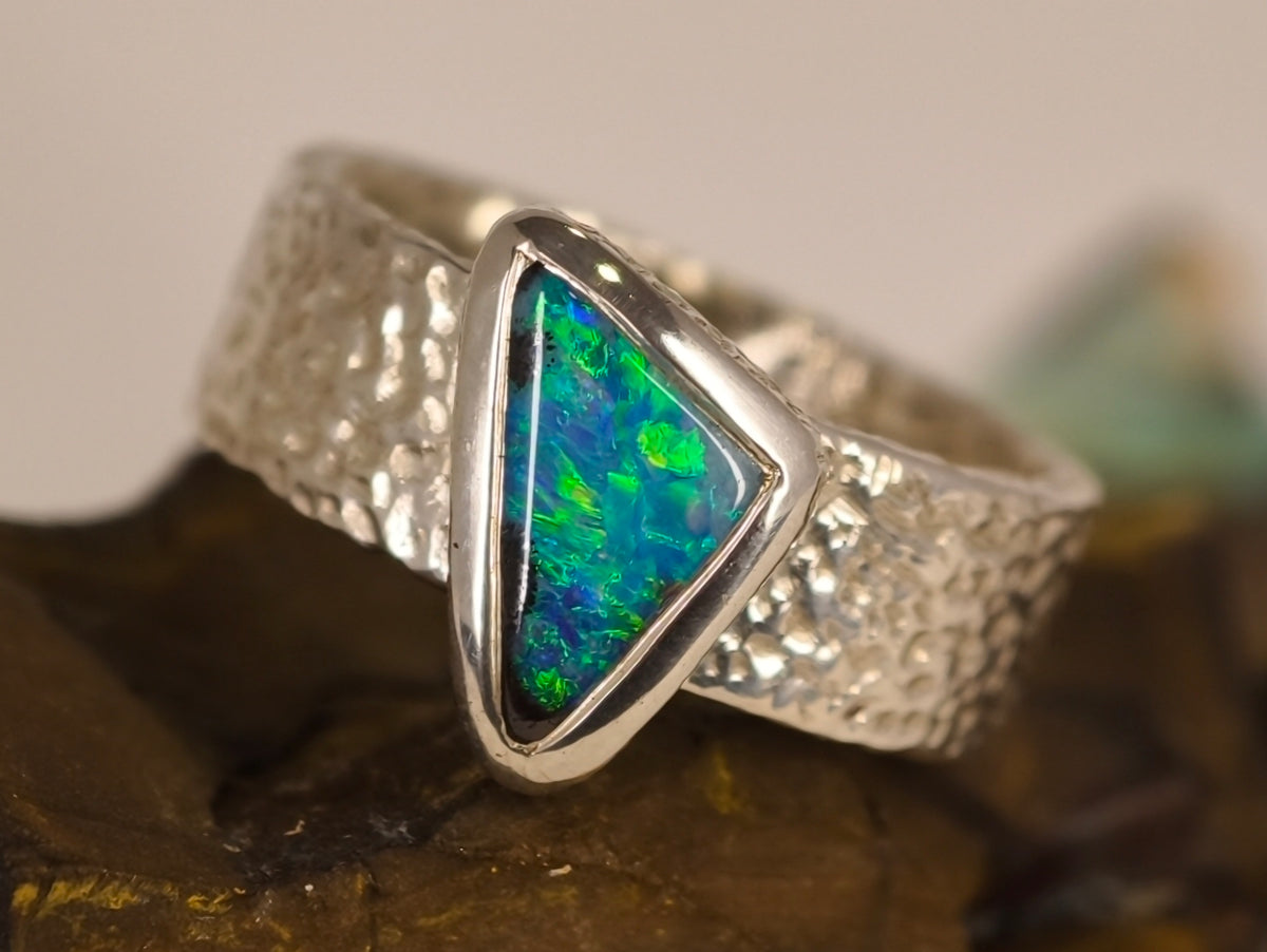 Bague opale boulder triangulaire bleue et verte – Taille 55 — vue complémentaire 8 de la pierre et de la monture — Tirou Bijou