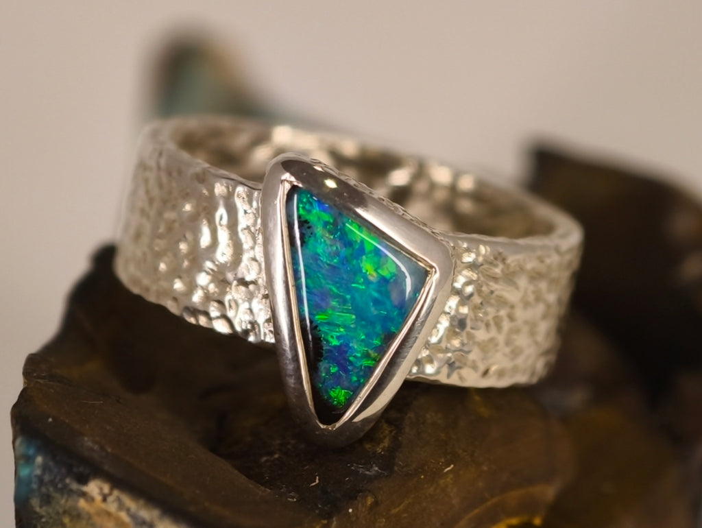Bague opale boulder triangulaire bleue et verte – Taille 55 — vue principale de la pierre et de la monture — Tirou Bijou