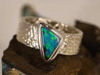 Bague opale boulder triangulaire bleue et verte – Taille 55 — vue principale de la pierre et de la monture — Tirou Bijou