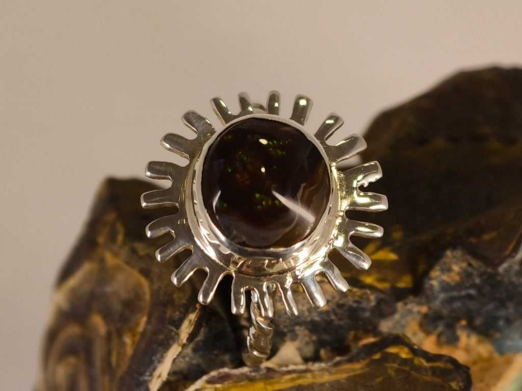 Bague agate de feu du Mexique, motif solaire – Taille 58 — vue complémentaire 1 de la pierre et de la monture — Tirou Bijou