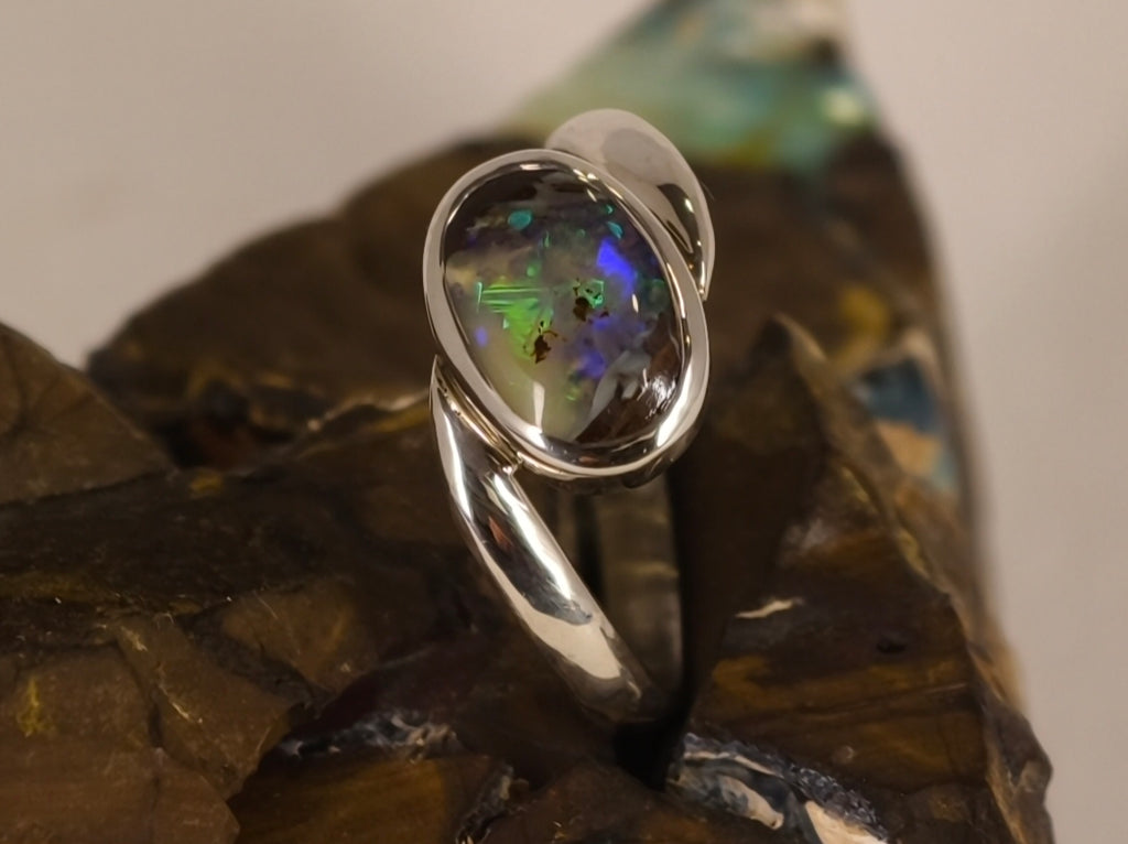 Bague opale boulder ovale en argent 925 – Taille 54 — vue complémentaire 1 de la pierre et de la monture — Tirou Bijou