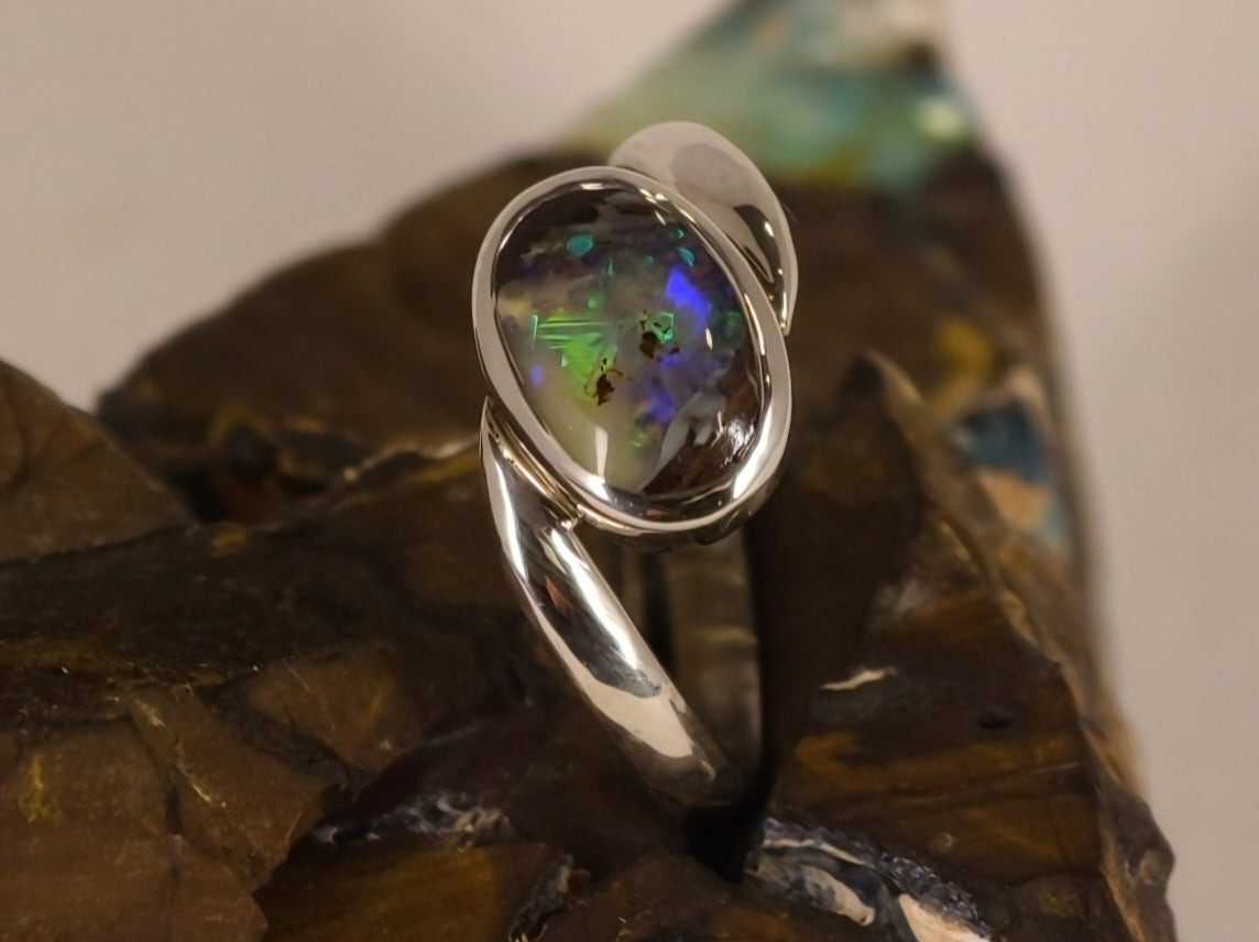 Bague opale boulder ovale en argent 925 – Taille 54 — vue complémentaire 1 de la pierre et de la monture — Tirou Bijou