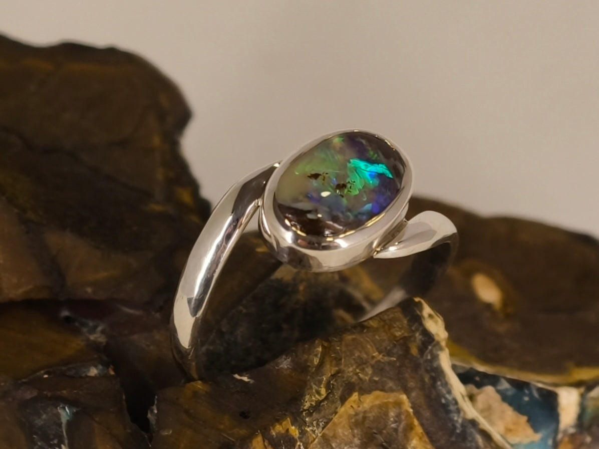 Bague opale boulder ovale en argent 925 – Taille 54 — vue complémentaire 2 de la pierre et de la monture — Tirou Bijou