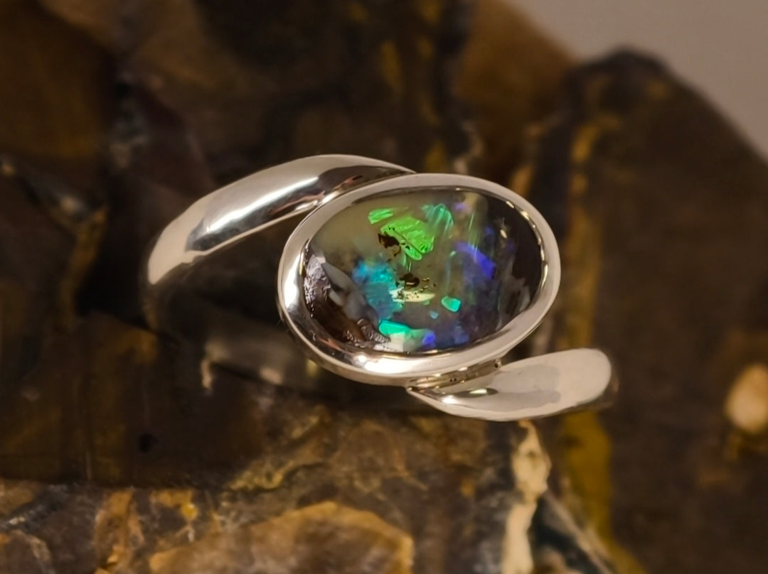 Bague opale boulder ovale en argent 925 – Taille 54 — vue principale de la pierre et de la monture — Tirou Bijou