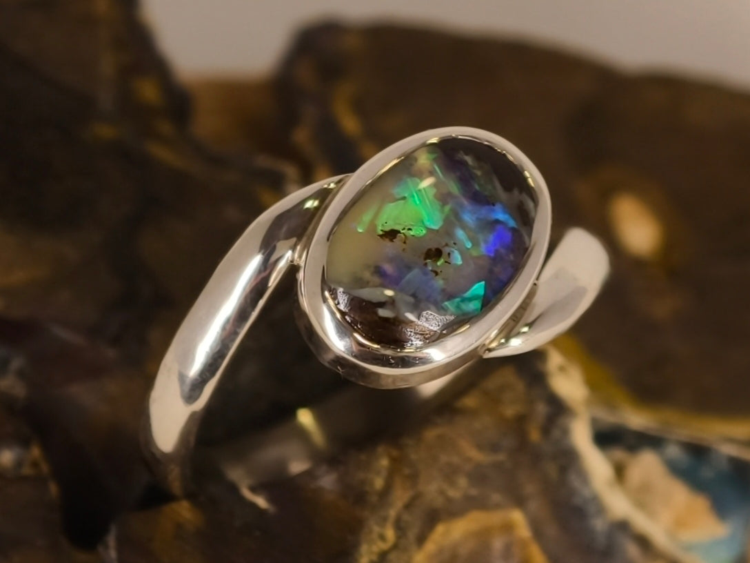 Bague opale boulder ovale en argent 925 – Taille 54 — vue complémentaire 3 de la pierre et de la monture — Tirou Bijou