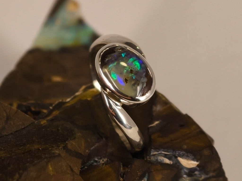 Bague opale boulder ovale en argent 925 – Taille 54 — vue complémentaire 5 de la pierre et de la monture — Tirou Bijou