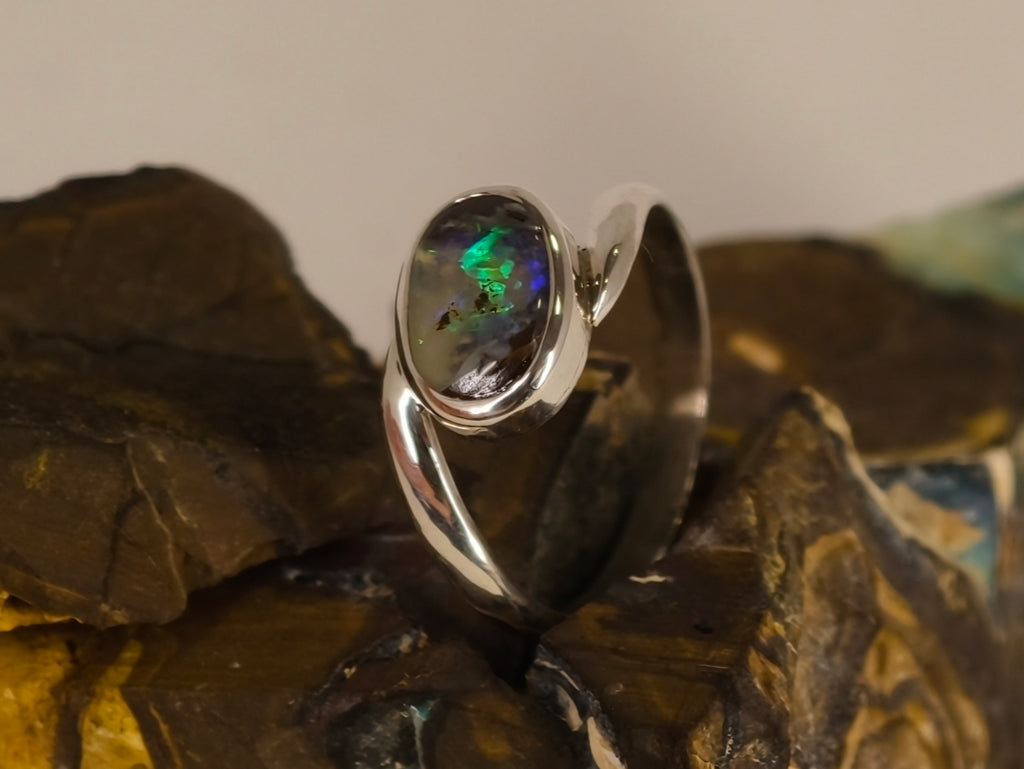 Bague opale boulder ovale en argent 925 – Taille 54 — vue complémentaire 6 de la pierre et de la monture — Tirou Bijou