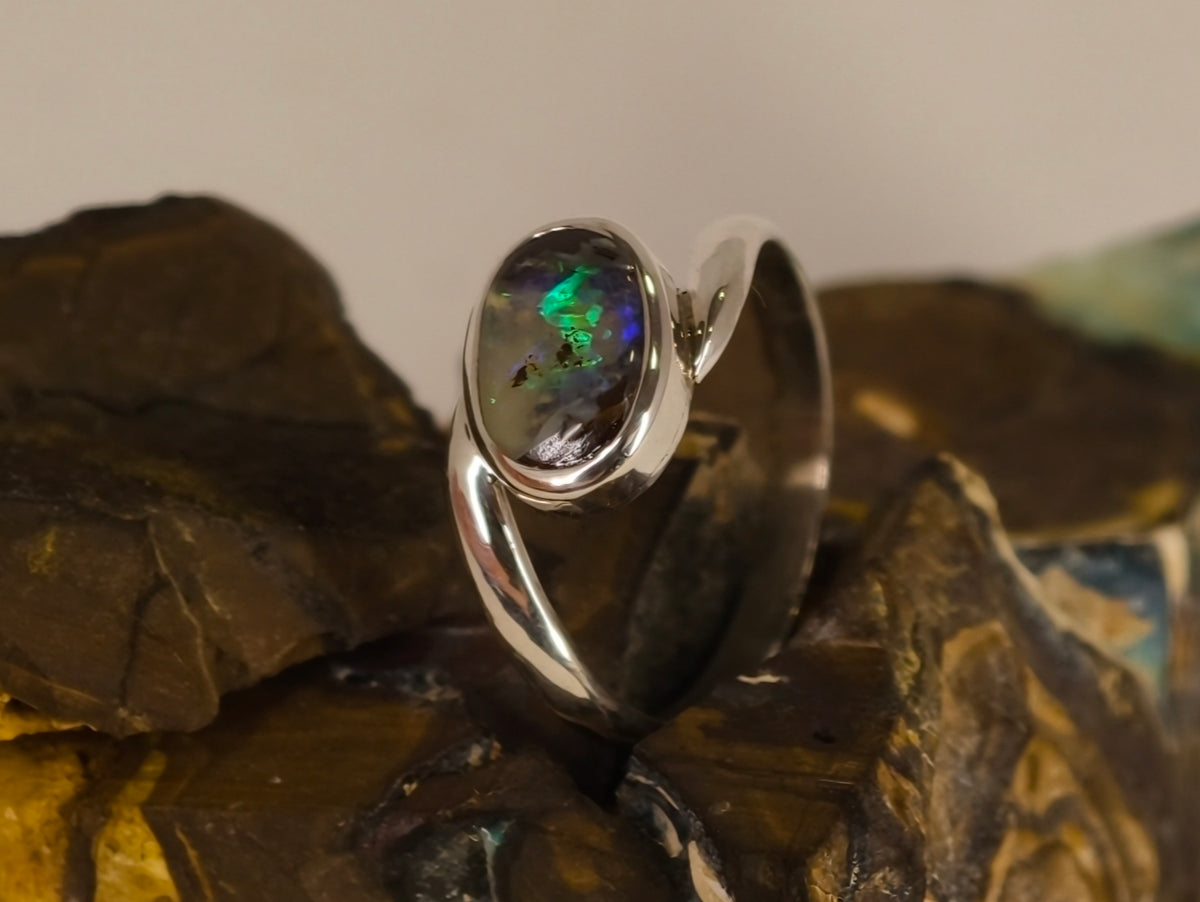 Bague opale boulder ovale en argent 925 – Taille 54 — vue complémentaire 6 de la pierre et de la monture — Tirou Bijou